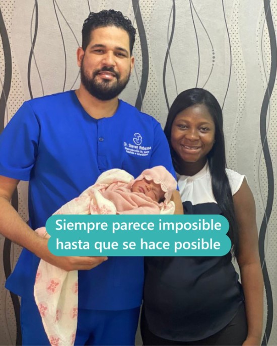 Dr. Steven Rabassa a lado de una madre y su bebe recién nacido